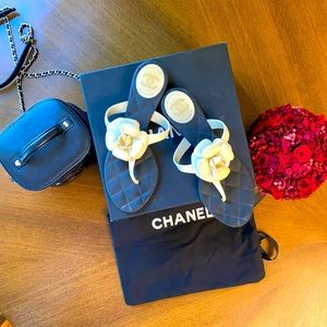 Chanel black and white flip flop size38